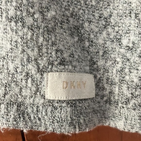 🚨 Last Chance🚨 DKNY Sweater - Picture 2 of 7